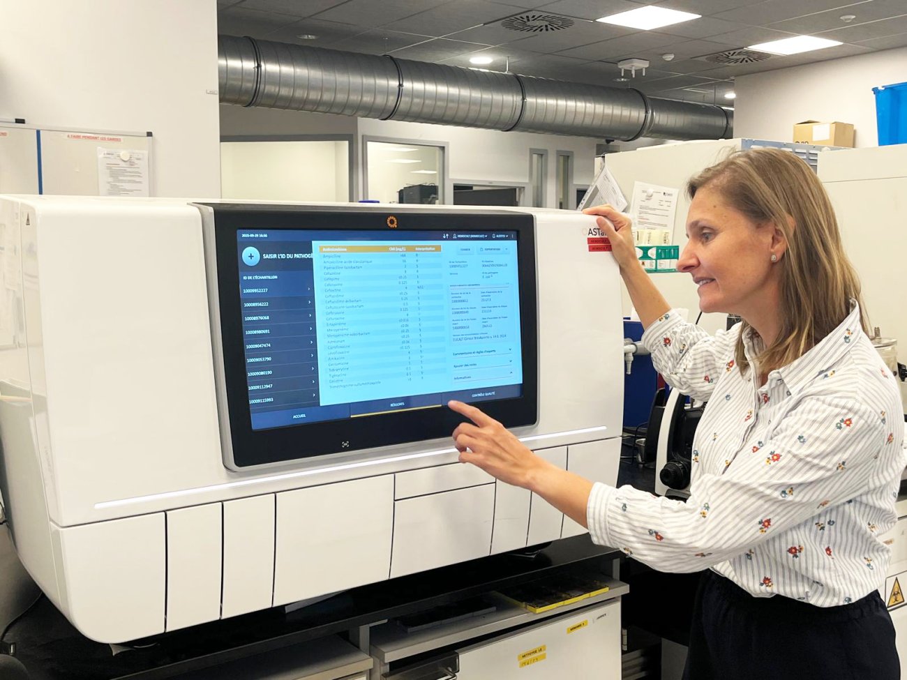 Alexia Verroken manipulant la machine appelée RAST
