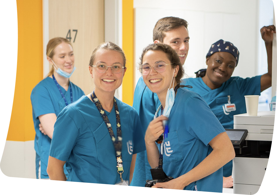 le personnel avec un sourire