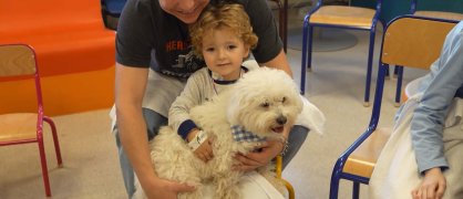 Un enfant hospitalisé en pédiatrie interagit avec Blue