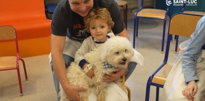 Un enfant hospitalisé en pédiatrie interagit avec Blue